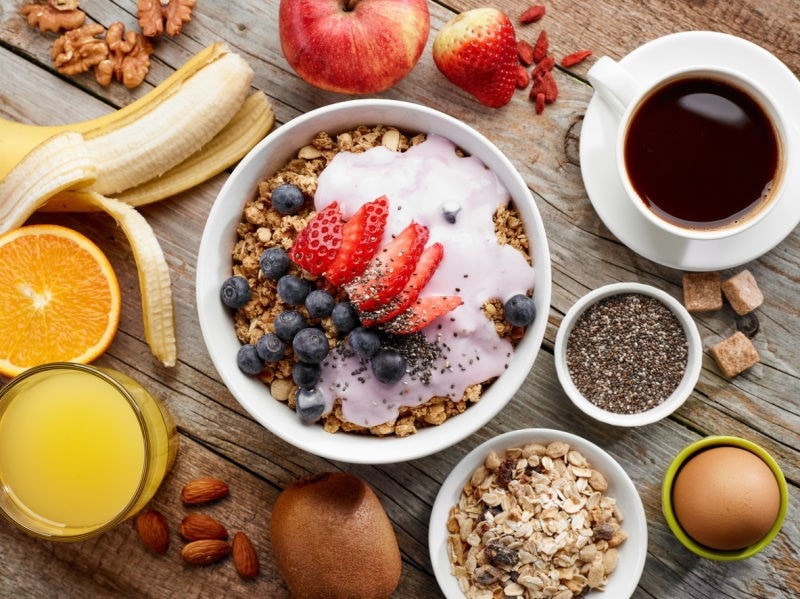 Granola breakfast yogurt & fruit 